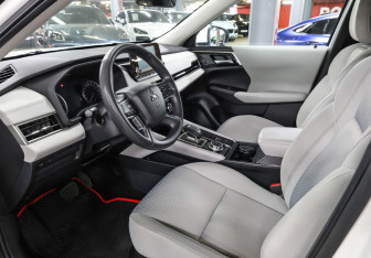 Подержанный автомобиль Mitsubishi Outlander 2022 года (16 фото)