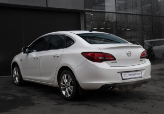 Подержанный автомобиль Opel Astra Sedan 2015 года (7 фото)