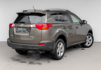Подержанный автомобиль Toyota RAV4 2014 года (5 фото)