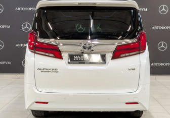 Подержанный автомобиль Toyota Alphard 2019 года (6 фото)