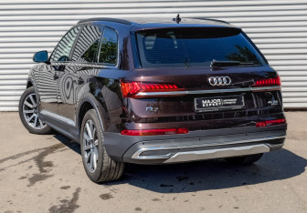 Подержанный автомобиль Audi Q7 2021 года (7 фото)