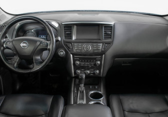 Подержанный автомобиль Nissan Pathfinder 2015 года (12 фото)