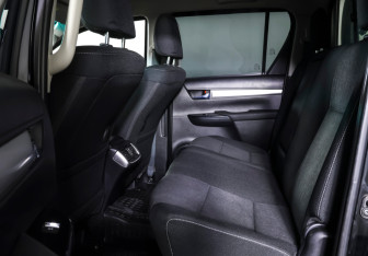 Подержанный автомобиль Toyota Hilux 2022 года (11 фото)