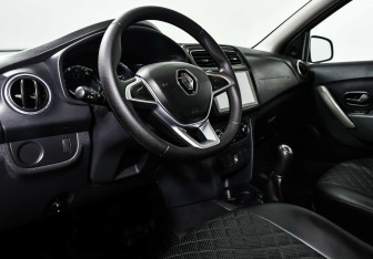 Подержанный автомобиль Renault Logan Sedan 2018 года (7 фото)