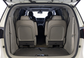 Подержанный автомобиль Kia Carnival 2017 года (10 фото)