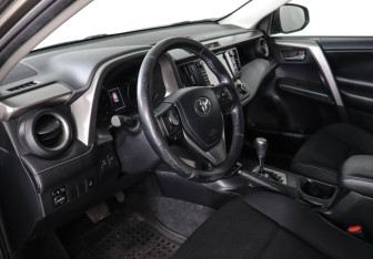 Подержанный автомобиль Toyota RAV4 2017 года (9 фото)