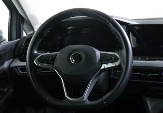 Подержанный автомобиль Volkswagen Golf Hatchback 2020 года (10 фото)