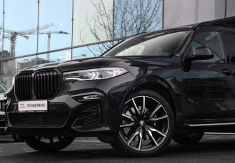 Подержанный автомобиль BMW X7 2022 года (35 фото)