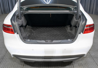 Подержанный автомобиль Jaguar XE 2016 года (9 фото)