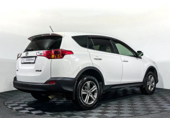 Подержанный автомобиль Toyota RAV4 2015 года (5 фото)