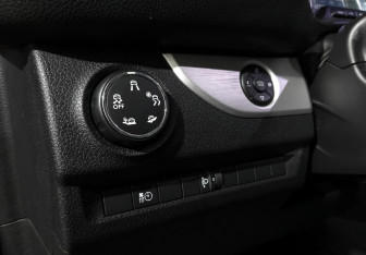 Подержанный автомобиль Peugeot Traveller 2020 года (26 фото)