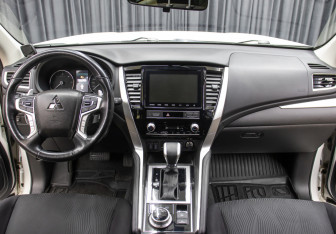 Подержанный автомобиль Mitsubishi Pajero Sport 2021 года (14 фото)