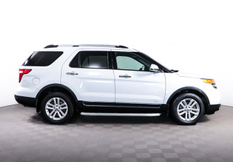 Подержанный автомобиль Ford Explorer 2015 года (4 фото)