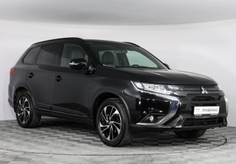 Подержанный автомобиль Mitsubishi Outlander 2021 года (3 фото)