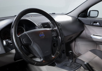 Подержанный автомобиль Volvo V50 2004 года (13 фото)