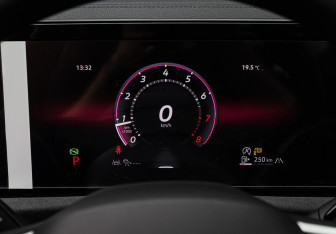 Подержанный автомобиль Volkswagen Tiguan 2025 года (32 фото)