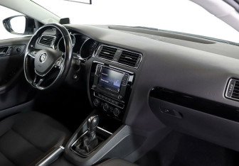 Подержанный автомобиль Volkswagen Jetta Sedan 2017 года (8 фото)