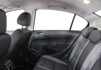 Подержанный автомобиль Peugeot 408 2014 года (10 фото)