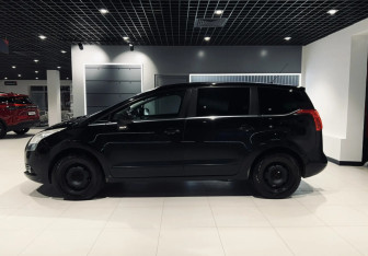 Подержанный автомобиль Peugeot 5008 Compactvan 2011 года (2 фото)