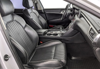 Подержанный автомобиль Genesis G70 2019 года (24 фото)