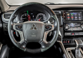 Подержанный автомобиль Mitsubishi Pajero Sport 2018 года (22 фото)