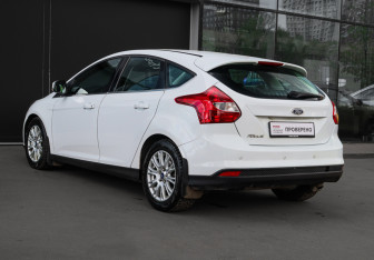 Подержанный автомобиль Ford Focus Hatchback 2013 года (6 фото)
