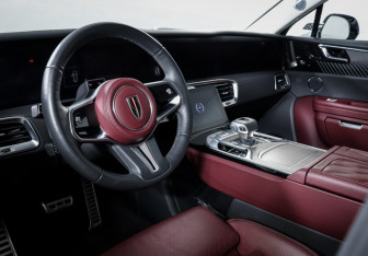 Подержанный автомобиль Hongqi E-HS9 2021 года (14 фото)