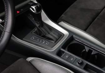Подержанный автомобиль Audi Q3 2021 года (20 фото)