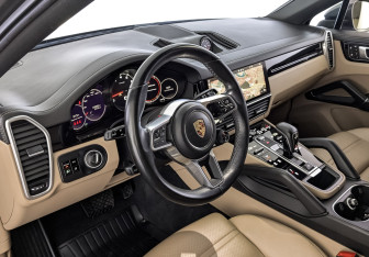 Подержанный автомобиль Porsche Cayenne 2021 года (16 фото)