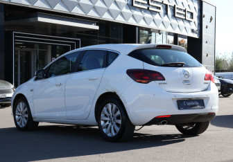 Подержанный автомобиль Opel Astra Hatchback 2010 года (7 фото)