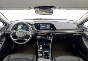 Подержанный автомобиль Hyundai Sonata 2021 года (14 фото)