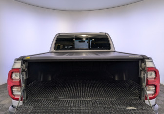 Подержанный автомобиль Toyota Hilux 2022 года (10 фото)