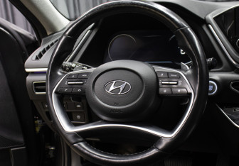 Подержанный автомобиль Hyundai Sonata 2021 года (17 фото)