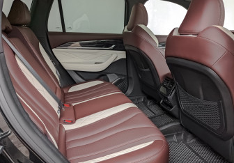 Подержанный автомобиль Geely Monjaro 2024 года (17 фото)