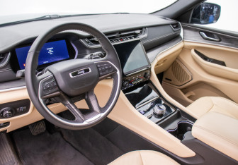 Подержанный автомобиль Jeep Grand Cherokee 2023 года (9 фото)