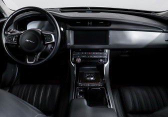 Подержанный автомобиль Jaguar XF Sedan 2018 года (12 фото)