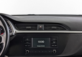 Подержанный автомобиль Kia Rio Hatchback 2021 года (15 фото)