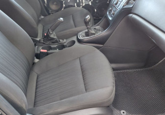 Подержанный автомобиль Opel Astra Wagon 2012 года (17 фото)