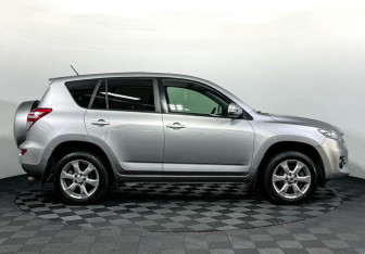 Подержанный автомобиль Toyota RAV4 2011 года (4 фото)