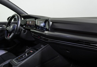 Подержанный автомобиль Volkswagen Golf GTI Hatchback 2021 года (12 фото)