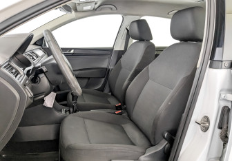 Подержанный автомобиль Skoda Rapid Liftback 2019 года (16 фото)