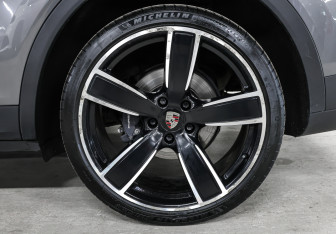 Подержанный автомобиль Porsche Cayenne 2019 года (26 фото)