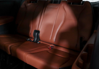 Подержанный автомобиль Kia Carnival 2023 года (16 фото)