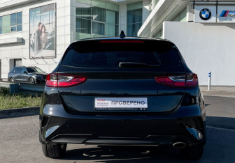 Подержанный автомобиль Kia Ceed Hatchback 2022 года (6 фото)