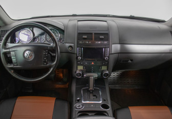 Подержанный автомобиль Volkswagen Touareg 2008 года (13 фото)