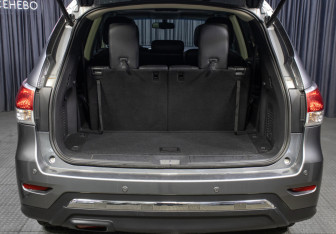 Подержанный автомобиль Nissan Pathfinder 2016 года (11 фото)