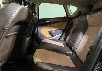 Подержанный автомобиль Opel Astra Hatchback 2013 года (10 фото)