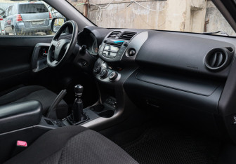 Подержанный автомобиль Toyota RAV4 2011 года (7 фото)