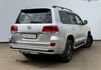 Подержанный автомобиль Toyota Land Cruiser Suv 2008 года (5 фото)