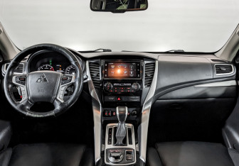 Подержанный автомобиль Mitsubishi Pajero Sport 2018 года (14 фото)
